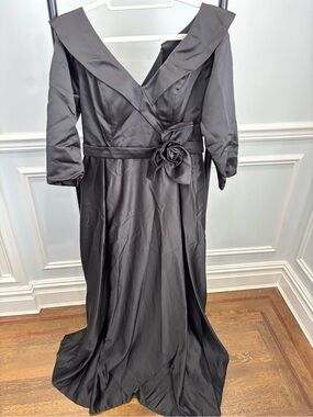 Elegant Black Long-Sleeve V-Neck Evening Dress with Waist Rosette